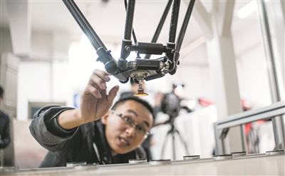 高速并聯(lián)機(jī)器人正在作業(yè) 高速并聯(lián)機(jī)器人正在作業(yè)