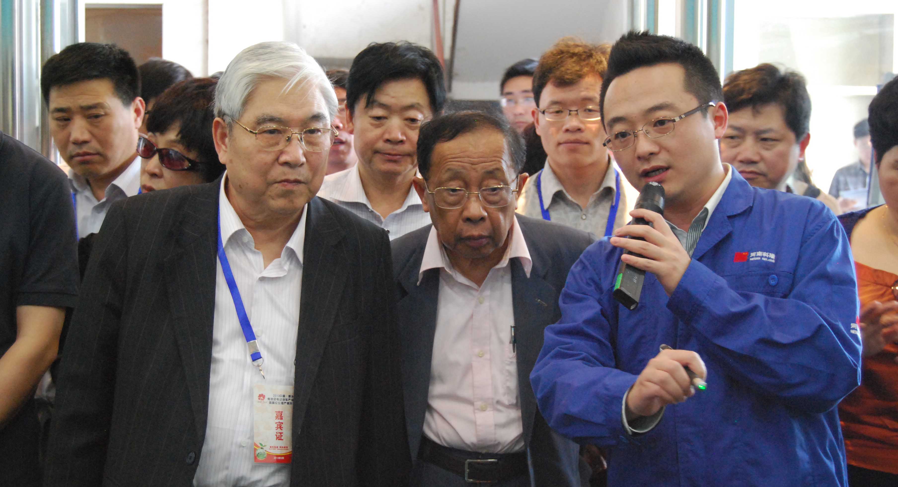 郭孔輝、陳清泉院士在參觀微型電動車企業 郭孔輝、陳清泉院士在參觀微型電動車企業