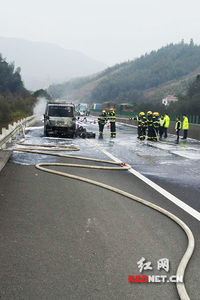 一滿裝鋰電池貨車京港澳高速路起火 消防半小時(shí)撲滅