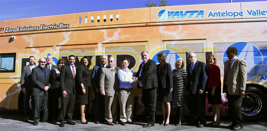 比亞迪股份有限公司總裁王傳福（右七）和大洛杉磯羚羊谷交通局工作人員在比亞迪電動巴士前合影