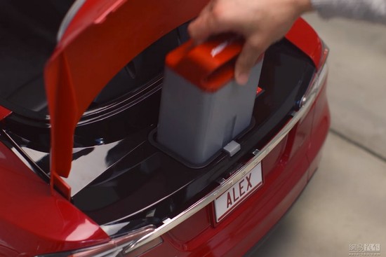 動力電池被安置在后備箱內，單手可輕松提起 - 后花園網文 - 汽車新聞