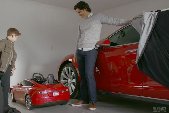 像Model S一樣，它也提供了大量的選裝項目，比如個性化車牌、車衣等 - 后花園網文 - 汽車新聞