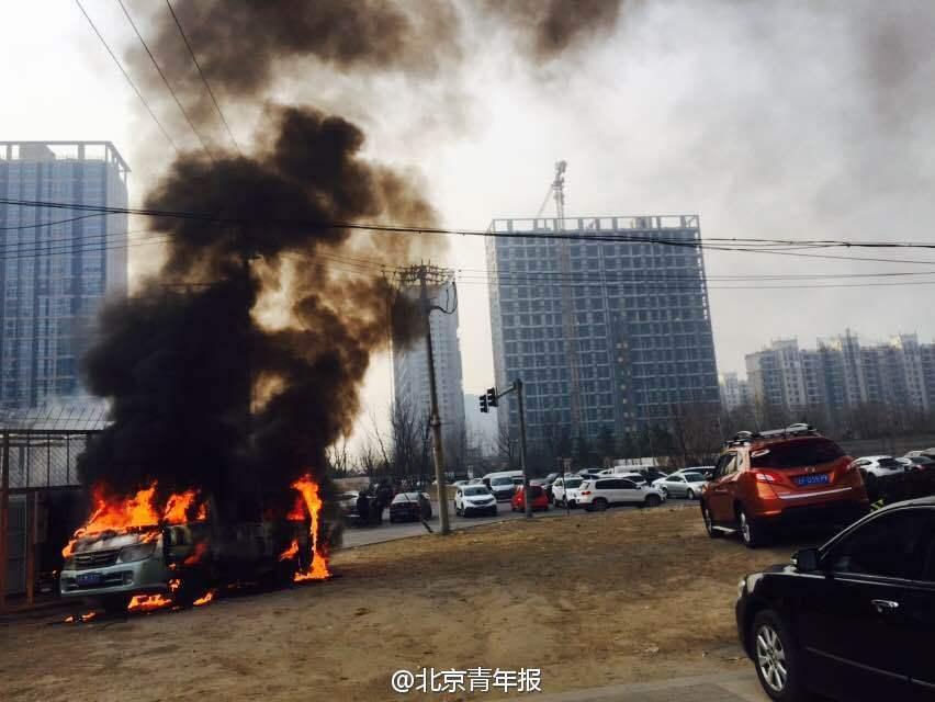 通州一汽車充電時自燃 焚毀成骨架 通州一汽車充電時自燃 焚毀成骨架