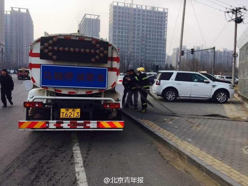 通州一汽車充電時自燃 焚毀成骨架 通州一汽車充電時自燃 焚毀成骨架