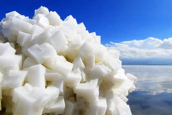 鹽湖股份2015年共生產(chǎn)工業(yè)級碳酸鋰3000噸左右