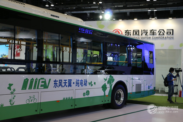 政府工作報告明確發(fā)展新能源汽車以電動汽車為主
