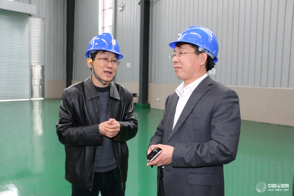 調研團參觀星城石墨生產線 調研團參觀星城石墨生產線