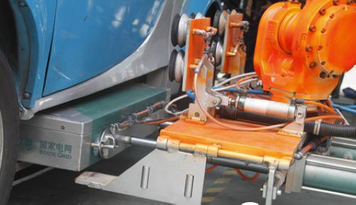 江蘇鎮(zhèn)江研發(fā)機(jī)器人給電動(dòng)汽車(chē)換電池 全程只要3分鐘 江蘇鎮(zhèn)江研發(fā)機(jī)器人給電動(dòng)汽車(chē)換電池 全程只要3分鐘