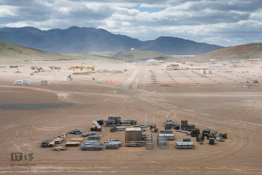 實拍100個足球場大小的特斯拉超級電池工廠