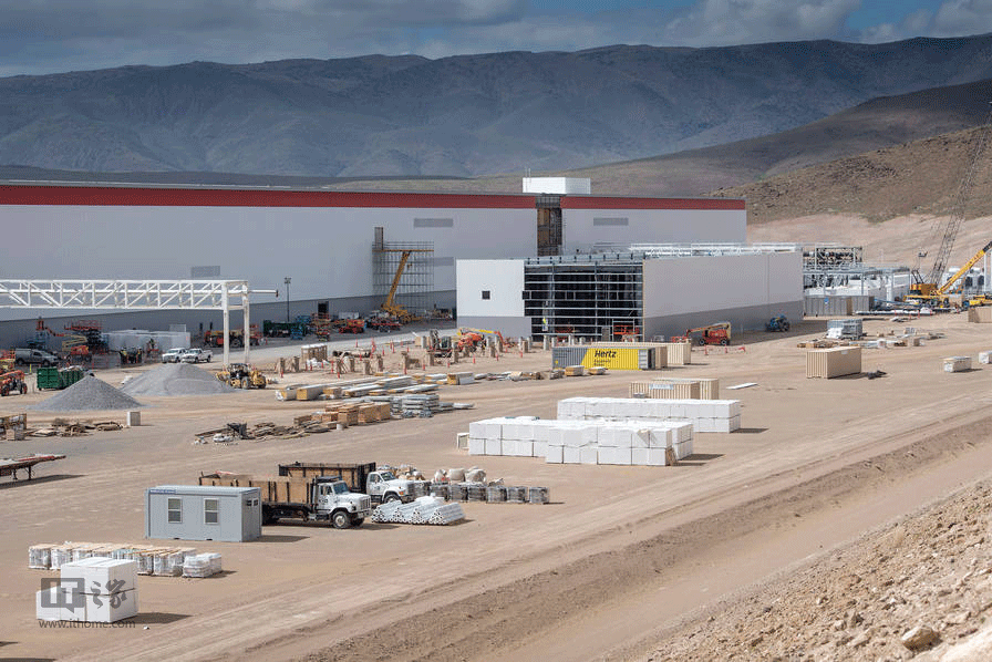 實拍100個足球場大小的特斯拉超級電池工廠