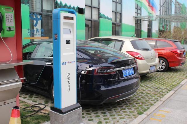 新能源車產量持續高增長 充電樁設施業有望爆發