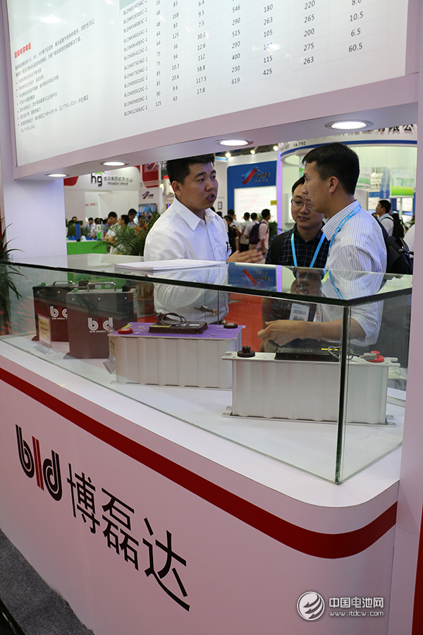 博磊達公司領導為客戶講解產品 博磊達公司領導為客戶講解產品