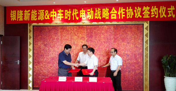 魏銀倉(cāng)董事長(zhǎng)與申宇翔董事長(zhǎng)親切握手,慶祝戰(zhàn)略合作協(xié)議簽訂 魏銀倉(cāng)董事長(zhǎng)與申宇翔董事長(zhǎng)親切握手,慶祝戰(zhàn)略合作協(xié)議簽訂