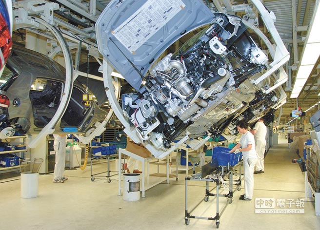 德國福斯汽車工廠，員工在生產線作業。（CFP）