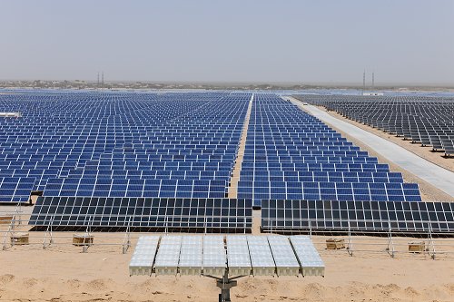 中民新能:全球最大單體光伏電站項目一期首批380兆瓦并網發電 中民新能:全球最大單體光伏電站項目一期首批380兆瓦并網發電