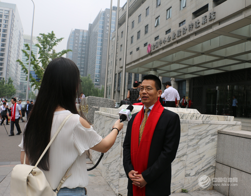 惠強新材董事長王紅兵在掛牌儀式現(xiàn)場接收中國電池網(wǎng)采訪 惠強新材董事長王紅兵在掛牌儀式現(xiàn)場接收中國電池網(wǎng)采訪