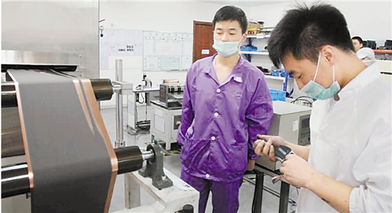 員工在車間生產(chǎn)電池