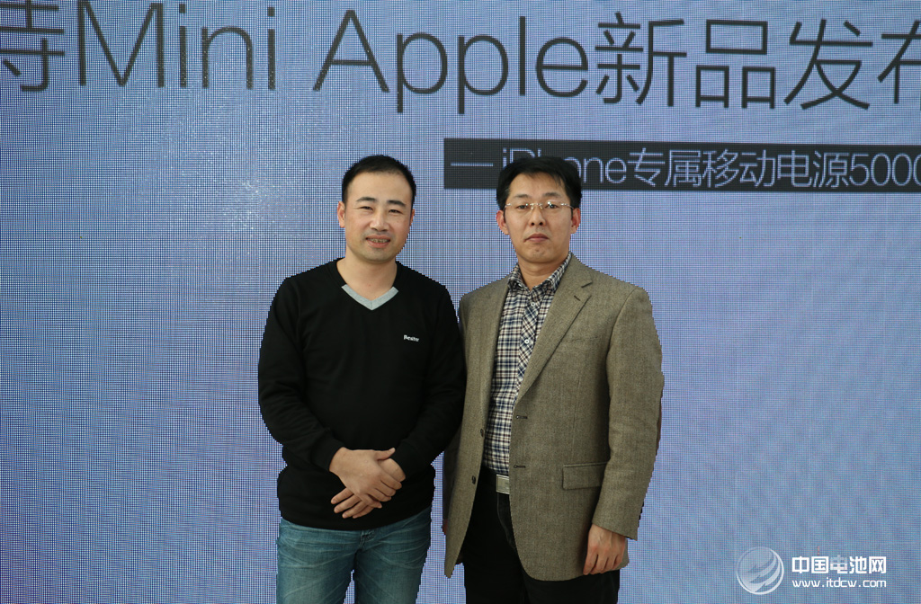 潘良春與中國電池網董事長合影 潘良春與中國電池網董事長合影