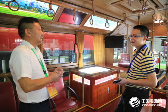 （營銷一部副總經理杜榮生邀請客戶登上仿古鐺鐺車上作全面了解）