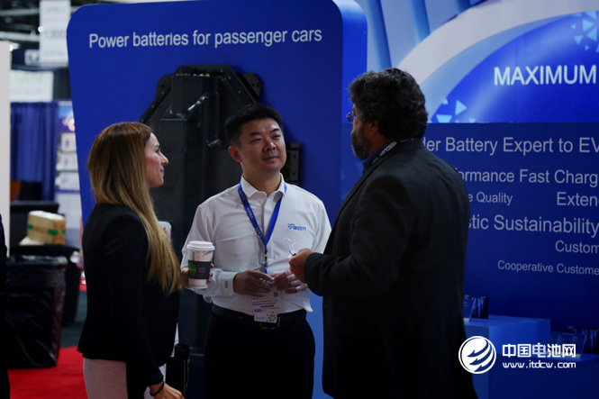 寧德時代市場部總監楊琦在展臺與記者深入交流 寧德時代市場部總監楊琦在展臺與記者深入交流