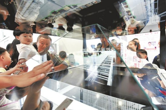 3D全息投射出立體的畫面。 3D全息投射出立體的畫面。