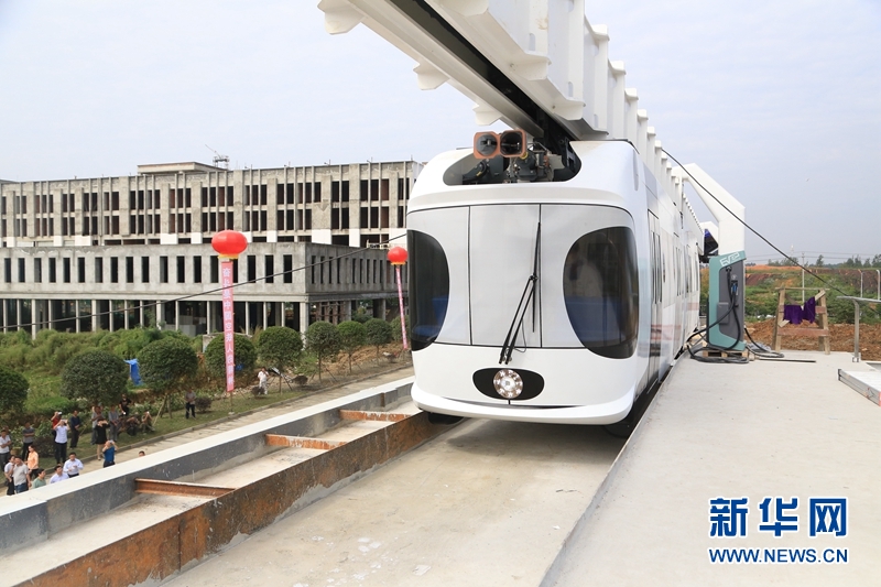 中國(guó)首輛鋰電池動(dòng)力包空鐵 在成都雙流掛線