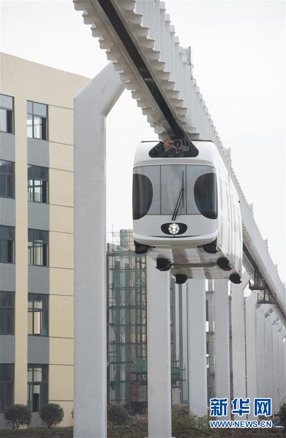 中國(guó)首輛鋰電池動(dòng)力包空鐵 在成都雙流掛線