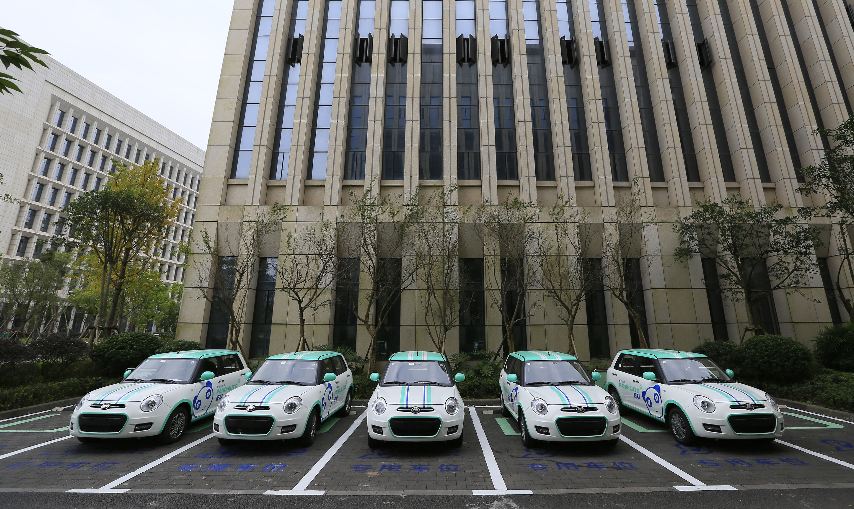 重慶首批分時租賃新能源汽車投入使用 秦廷富 攝 新華社發 重慶首批分時租賃新能源汽車投入使用 秦廷富 攝 新華社發