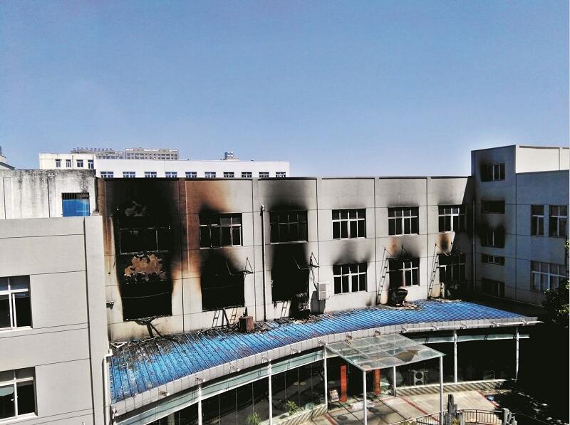 武漢東西湖區孚特電子科技有限公司廠房外，突然爆炸起火，白煙直沖云霄