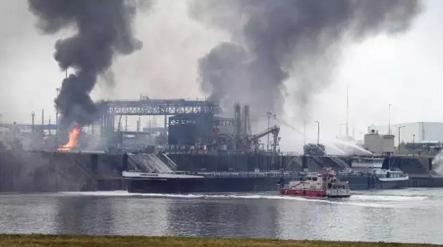 ▲爆炸現(xiàn)場照片 ▲爆炸現(xiàn)場照片