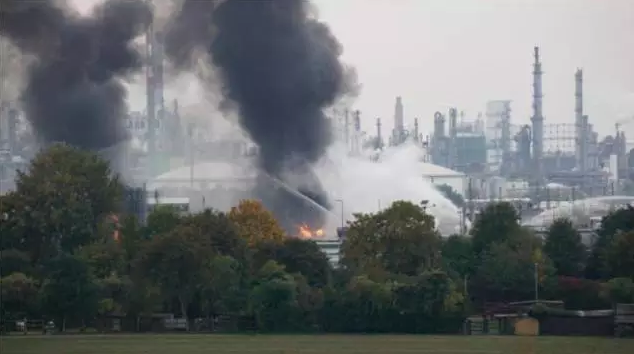 ▲爆炸現(xiàn)場照片 ▲爆炸現(xiàn)場照片