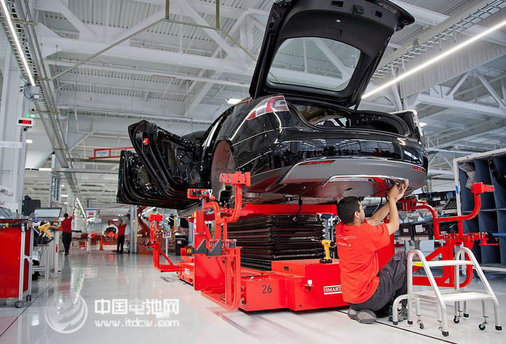 Model 3太暢銷但產(chǎn)能不足 新訂單交付延至2018年 Model 3太暢銷但產(chǎn)能不足 新訂單交付延至2018年