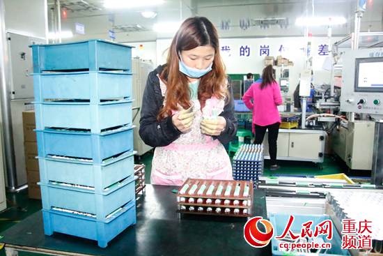 中欣維動力一名員工正在流水線上操作，生產(chǎn)鋰離子動力電池