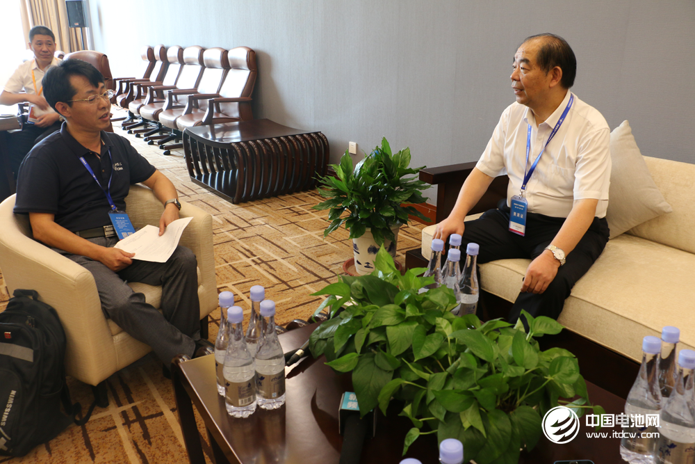 多氟多董事長李世江接受中國電池網(wǎng)創(chuàng)始人\電池百人會秘書長于清教采訪