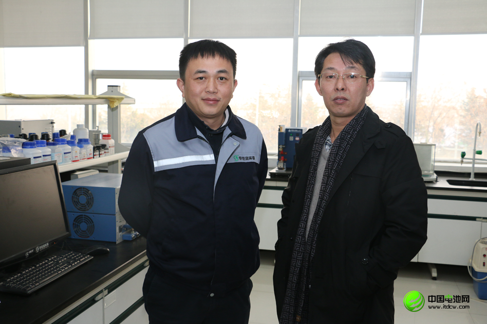 中科華聯董事長郅立鵬（左）接受中國電池網創始人于清教采訪