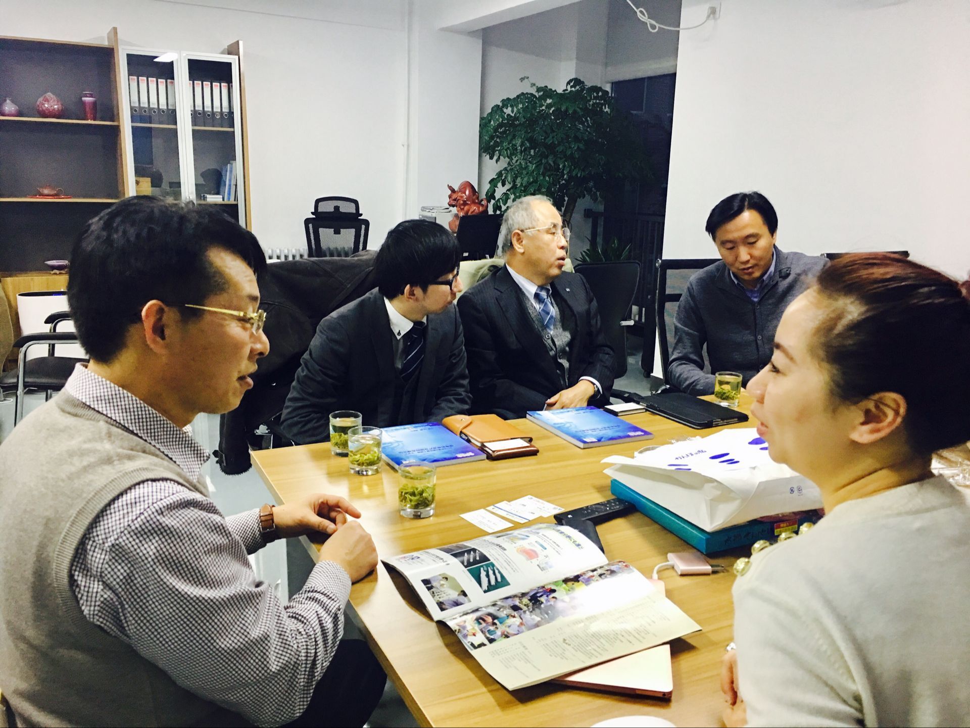 日本Finetec株式會社社長本木敏彥等一行到訪中國電池網總部 日本Finetec株式會社社長本木敏彥等一行到訪中國電池網總部