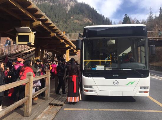 游客在在九寨溝五彩池站搭乘沃特瑪創(chuàng)新聯(lián)盟觀光大巴.jpg