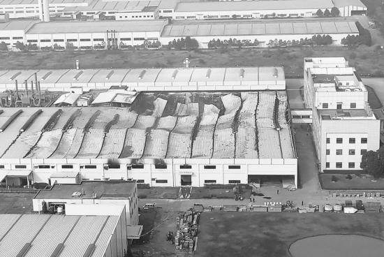 12月10日，長沙縣泉塘轄區長沙鎂鎂科技有限公司，廠房的一部分屋頂被大火燒穿了