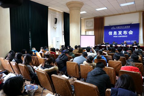 2016年我國新能源汽車生產51.7萬輛 銷售50.7萬輛