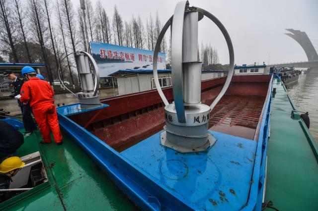 純電動貨運船上裝有風力發(fā)電設(shè)備和太陽能發(fā)電設(shè)備，輔助提供船上生活用電（1月18日攝）。