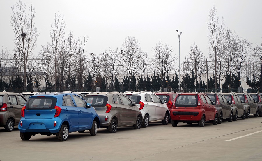 ▲位于山東省德州市齊河縣的御捷工廠,廠區內擺放著大片身型小巧的低速電動車。 ▲位于山東省德州市齊河縣的御捷工廠,廠區內擺放著大片身型小巧的低速電動車。