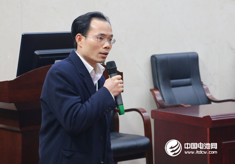 湖南長(zhǎng)遠(yuǎn)鋰科有限公司總經(jīng)理助理/金瑞科技電池材料技術(shù)中心副主任黃承煥發(fā)表主題演講 湖南長(zhǎng)遠(yuǎn)鋰科有限公司總經(jīng)理助理/金瑞科技電池材料技術(shù)中心副主任黃承煥發(fā)表主題演講