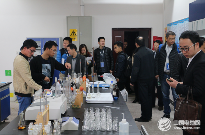 會(huì)代表參觀中南大學(xué)化學(xué)化工學(xué)院 會(huì)代表參觀中南大學(xué)化學(xué)化工學(xué)院