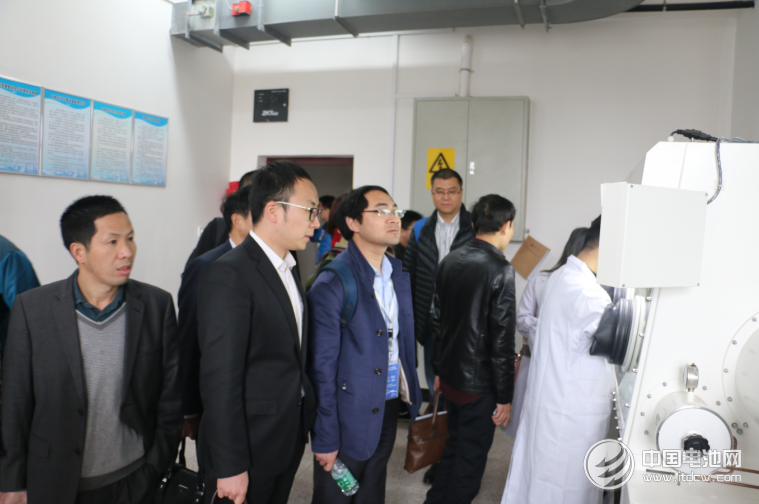 會(huì)代表參觀中南大學(xué)化學(xué)化工學(xué)院 會(huì)代表參觀中南大學(xué)化學(xué)化工學(xué)院