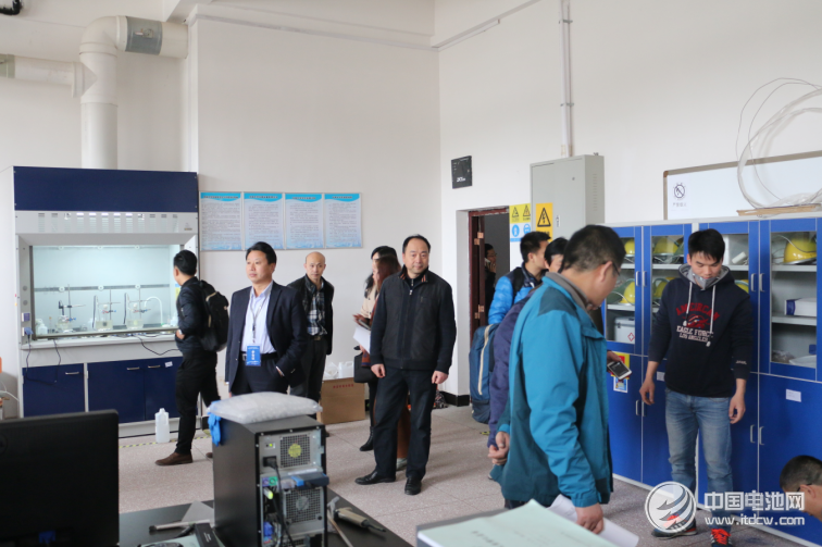 會(huì)代表參觀中南大學(xué)化學(xué)化工學(xué)院 會(huì)代表參觀中南大學(xué)化學(xué)化工學(xué)院