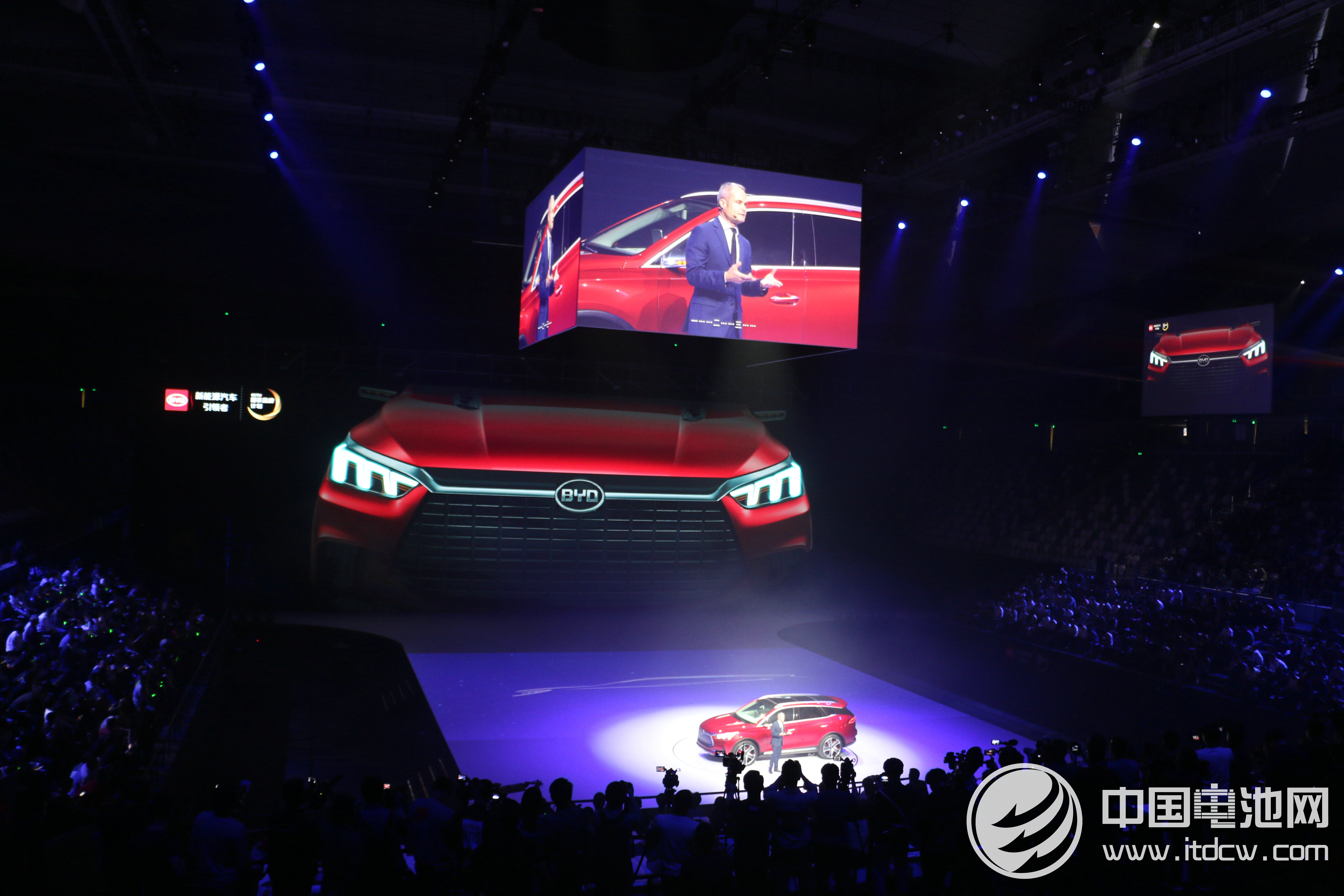 比亞迪新晉設(shè)計總監(jiān)沃爾夫?qū)ぐ駭y全新設(shè)計理念與王朝概念車亮相