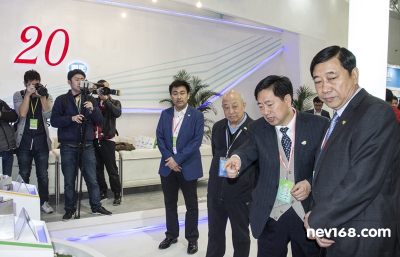 力神電池總裁秦興才(右二)向來(lái)賓介紹電池產(chǎn)品 力神電池總裁秦興才(右二)向來(lái)賓介紹電池產(chǎn)品