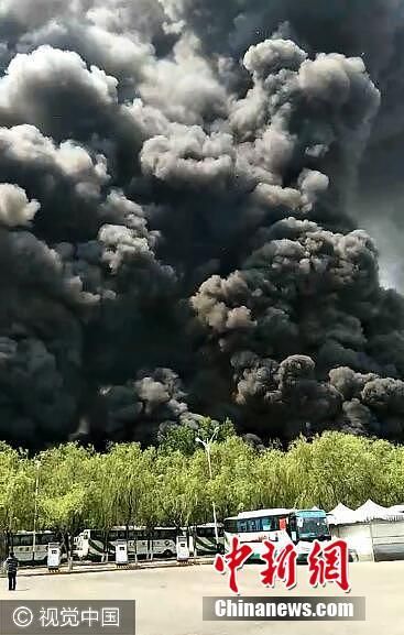 北京蟹島度假村停車場(chǎng)突發(fā)大火 