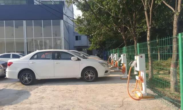 特來電在鄭州西三環五龍口的充電站