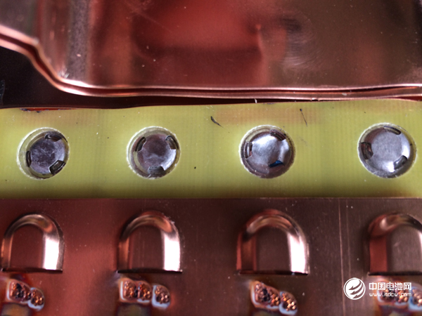 電芯漏液后的腐蝕痕跡 電芯漏液后的腐蝕痕跡